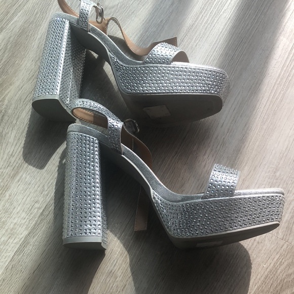 Sz 8-Silver “ Gretchen” heels - Picture 4 of 7